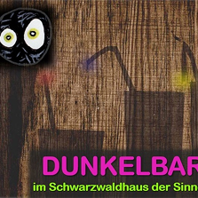 Logo der Dunkelbar im Schwarzwaldhaus der Sinne, mit einem stilisierten Gesicht und bunten Lichtern vor einer Holzoberflä...