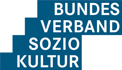 Logo des Bundesverbands Soziokultur in blauer Farbe mit großen, weißen Buchstaben.