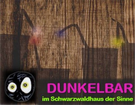 Logo der Dunkelbar im Schwarzwaldhaus der Sinne, mit stilisierten Figuren und bunten Lichtern auf Holzoberfläche.