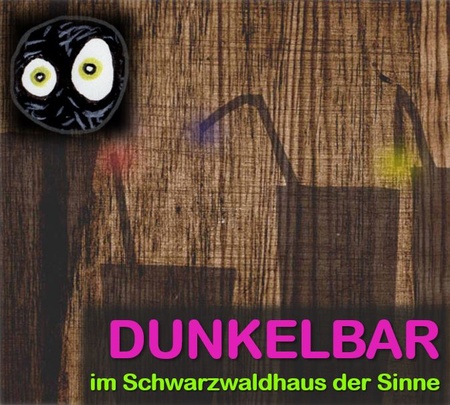 Bunt gestaltetes Plakat für die Dunkelbar im Schwarzwaldhaus der Sinne mit einem cartoonhaften Gesicht.